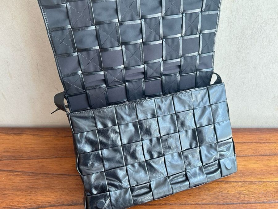 BV葆蝶家cassette編織格 紙感牛皮黑銀三角標 四十格 斜挎包 36*5*22cm-3