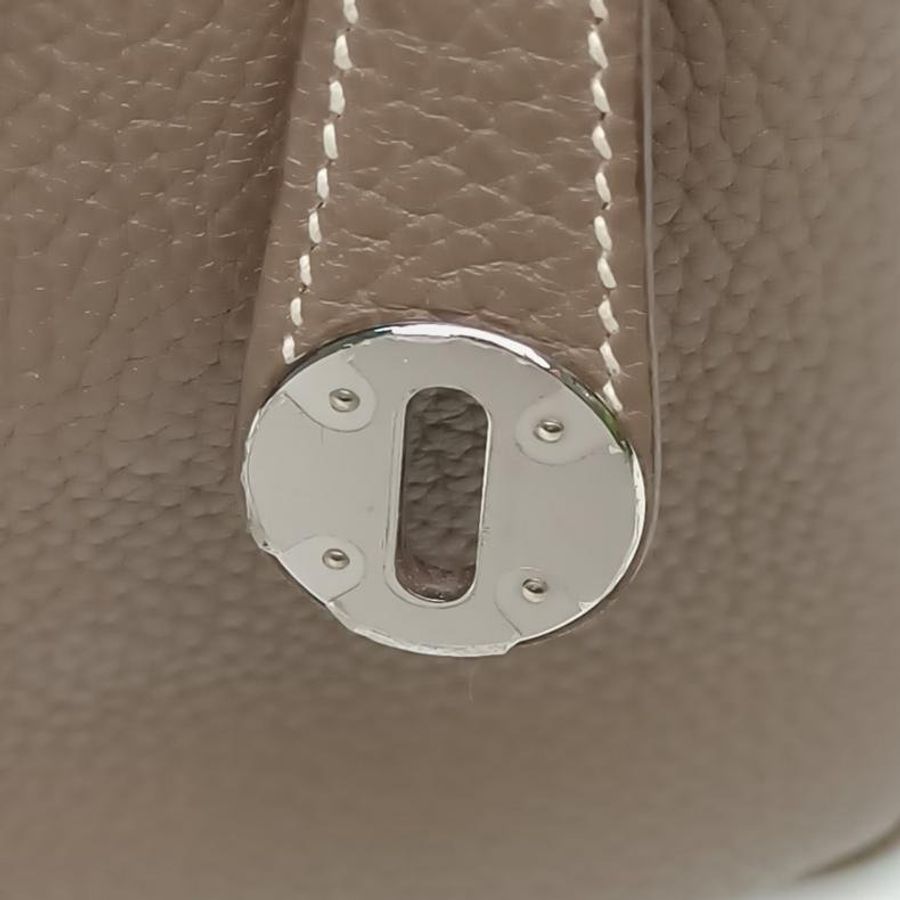 HERMES Lindy26大象灰TC皮X刻銀扣肩背包-4