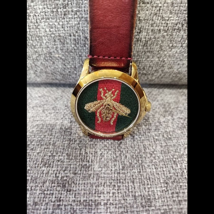 Gucci bee 刺繡金色蜜蜂 綠紅綠織帶面盤 金色錶框 酒紅皮錶帶 石英錶 手錶 金錶 約40mm  錶況良好已經無電沒在行走 便宜出清-2