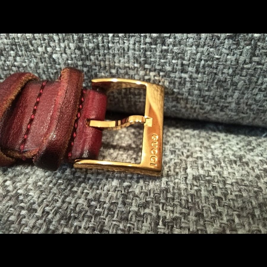 Gucci bee 刺繡金色蜜蜂 綠紅綠織帶面盤 金色錶框 酒紅皮錶帶 石英錶 手錶 金錶 約40mm  錶況良好已經無電沒在行走 便宜出清-12