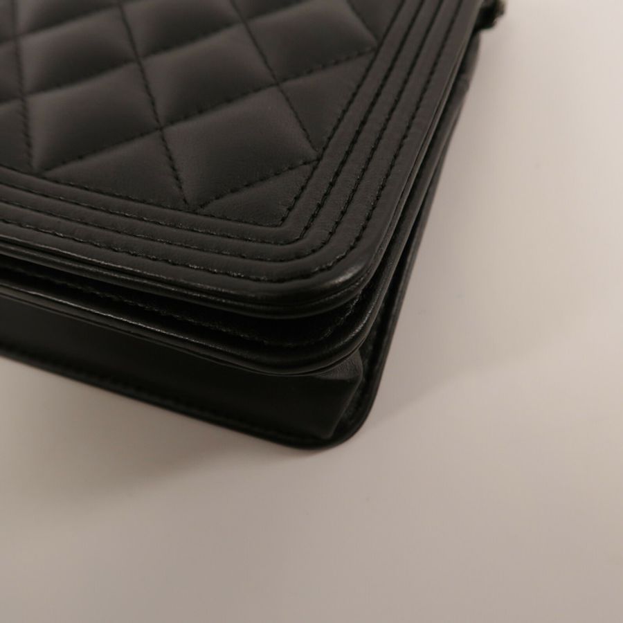 CHANEL 羊皮皮革Boy Wallet On Chain So Black鏈帶肩背袋-11