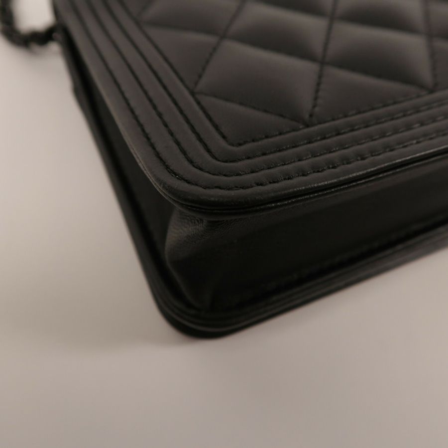 CHANEL 羊皮皮革Boy Wallet On Chain So Black鏈帶肩背袋-12