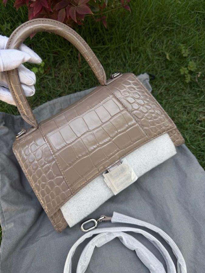 Balenciaga 巴黎世家鰐魚紋沙漏包奶茶灰S號專櫃工價兩萬多-1