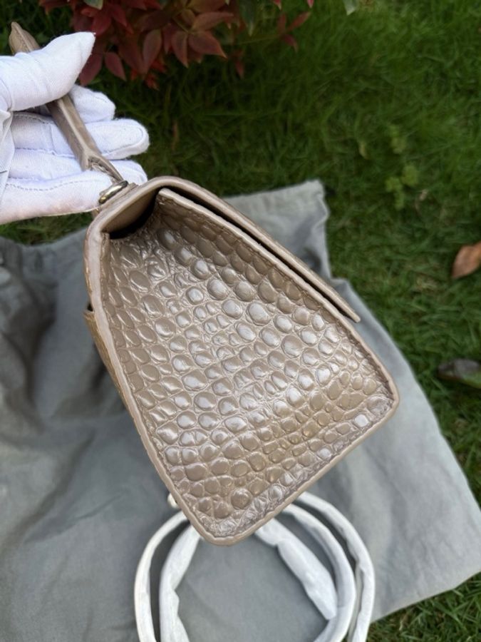 Balenciaga 巴黎世家鰐魚紋沙漏包奶茶灰S號專櫃工價兩萬多-2