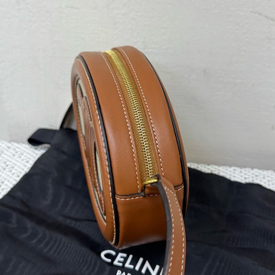 Celine藤編拚咖牛皮金釦皮標斜背月餅斜背包-1