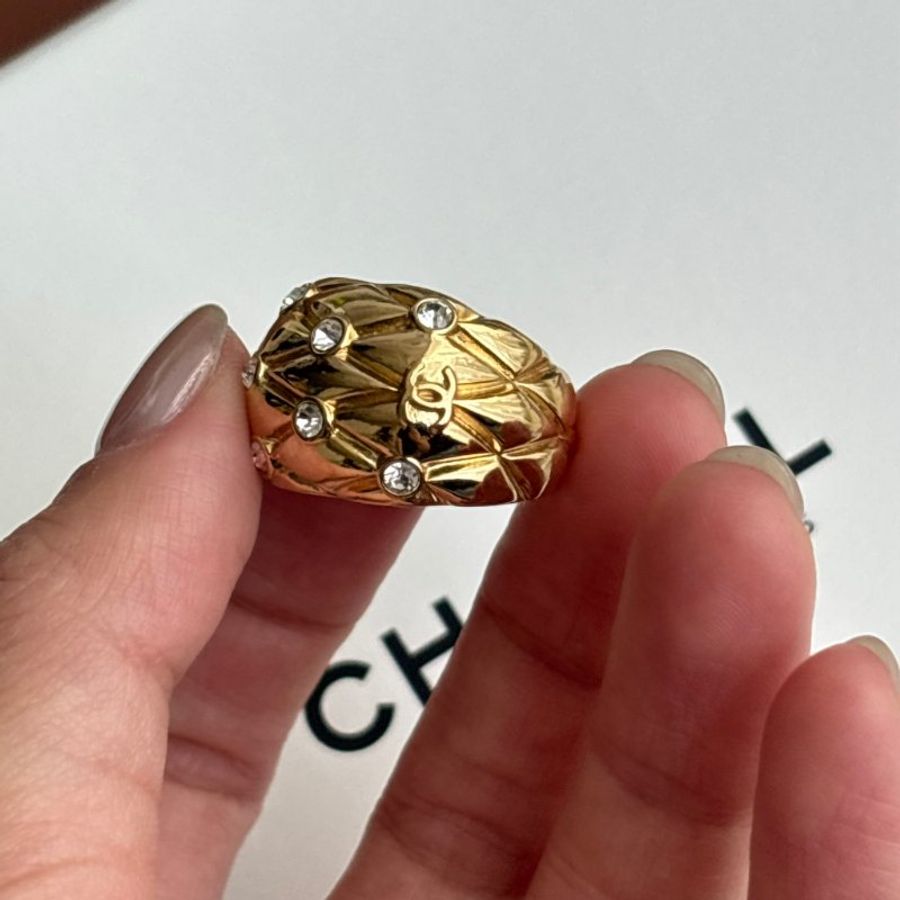 25P 新款::CHANEL:: 2026 ABH278 春夏前導系列 經典COCO CRUSH 元素菱格紋 細鑽金色戒指 50號-9