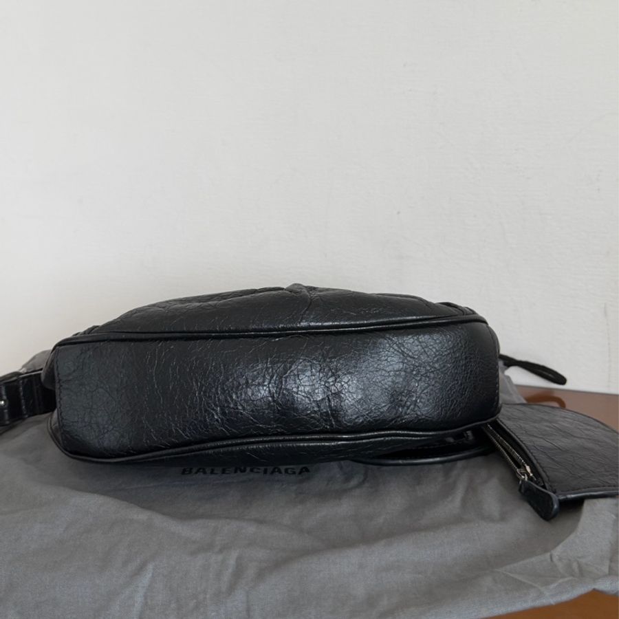 #95新 Balenciaga 巴黎世家 Le Cagole XS 月牙包機車包-6