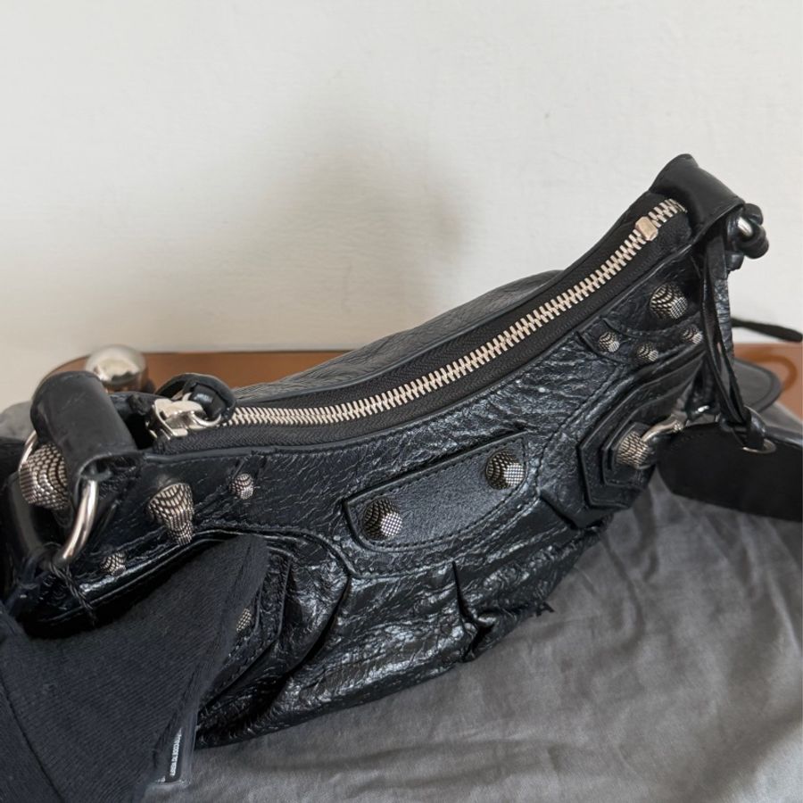 #95新 Balenciaga 巴黎世家 Le Cagole XS 月牙包機車包-11