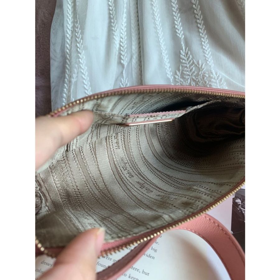 菲拉格慕 近新品Lisetta 腋下包 Gancini 馬蹄扣  油蠟 腋下包 斜挎包 櫻花粉 粉紅色  法棍包 經典款 手袋 側斜包 單肩包  麻雀包  油蠟皮革腋下包 側背包 包 古董包 經典 千禧風 Salvatore Ferragamo pink shoulder bag-19