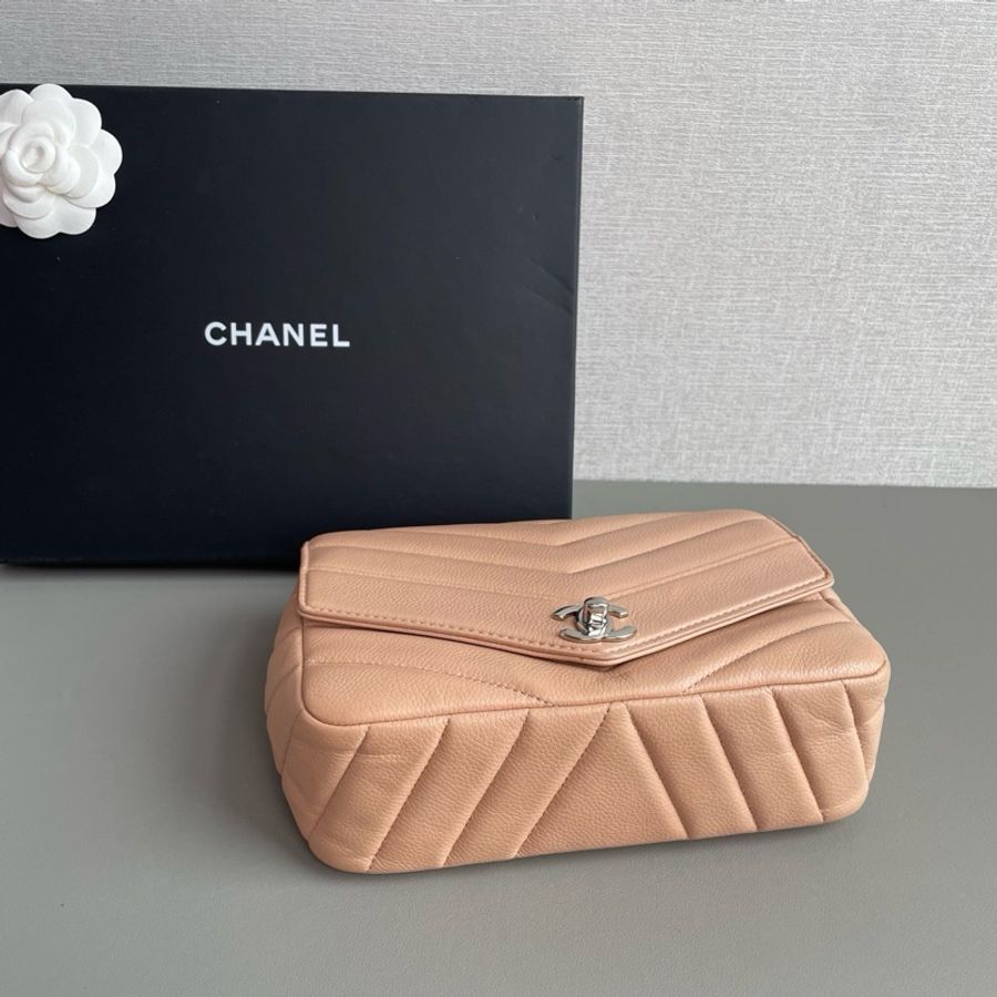 💎Chanel｜香奈兒銀扣V紋單肩斜挎口蓋包奶茶色/裸色｜98新-5