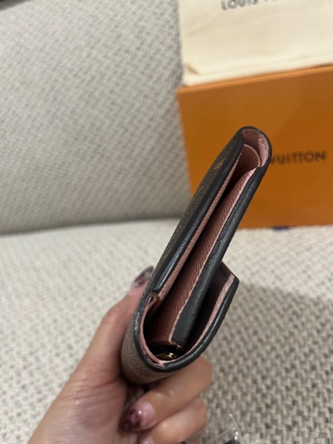 Louis Vuitton 路易威登 LV Victorine 短夾 經典紋配芭蕾粉 粉色豆豆釦-9