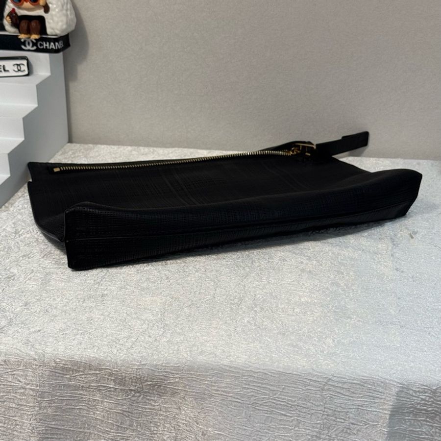 LOEWEv羅意威 全皮黑色手拿包 包身輕容量大-2
