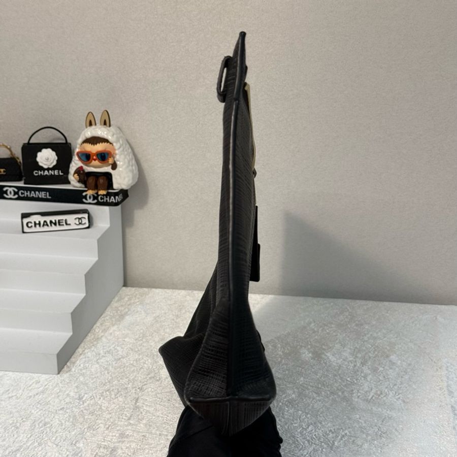 LOEWEv羅意威 全皮黑色手拿包 包身輕容量大-11