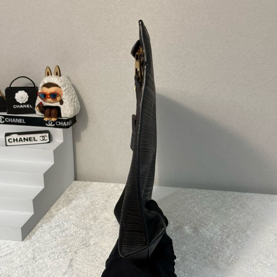 LOEWEv羅意威 全皮黑色手拿包 包身輕容量大-12