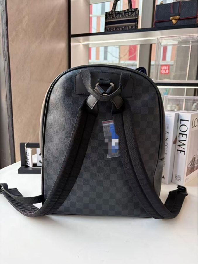LOUIS VUITTON 路易威登  限量版黑棋盤格塗鴉款  經典格紋配徽章圖案 雙肩包-1