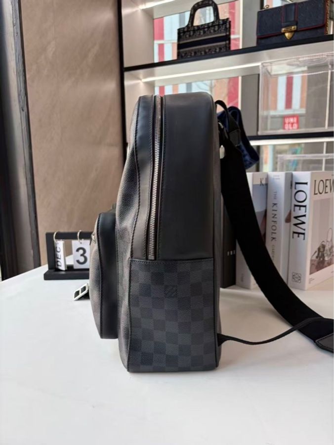 LOUIS VUITTON 路易威登  限量版黑棋盤格塗鴉款  經典格紋配徽章圖案 雙肩包-3