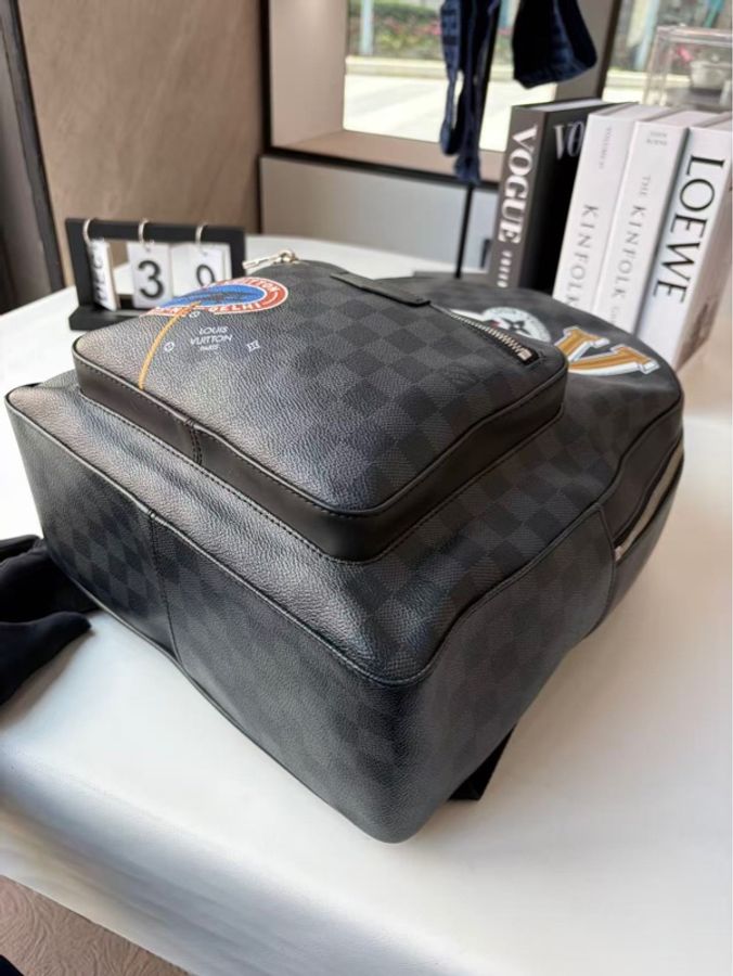 LOUIS VUITTON 路易威登  限量版黑棋盤格塗鴉款  經典格紋配徽章圖案 雙肩包-6