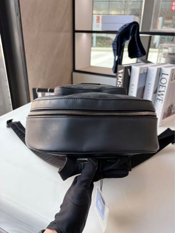 LOUIS VUITTON 路易威登  限量版黑棋盤格塗鴉款  經典格紋配徽章圖案 雙肩包-9