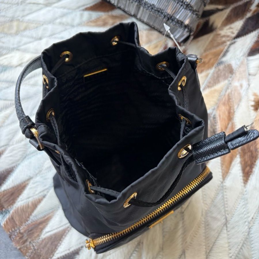 PRADA 尼龍水桶包 黑色-5