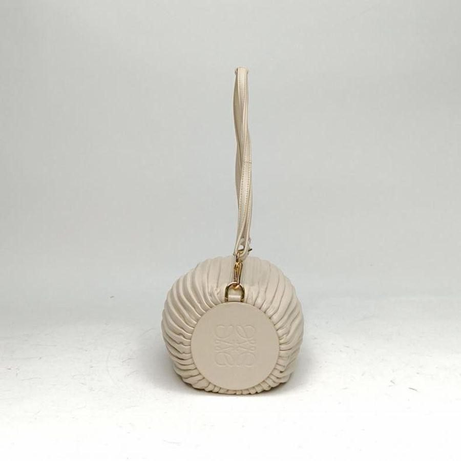 LOEWE 米白色羊皮金扣Pouch褶皺圓筒包肩背包-1