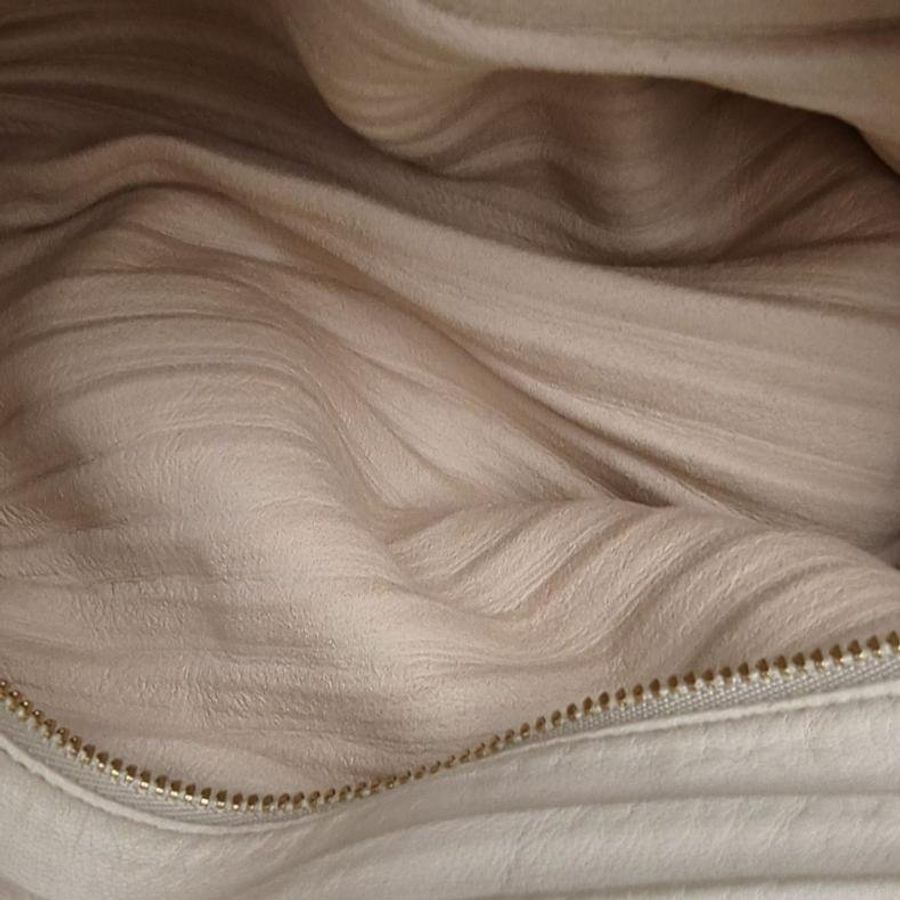 LOEWE 米白色羊皮金扣Pouch褶皺圓筒包肩背包-4
