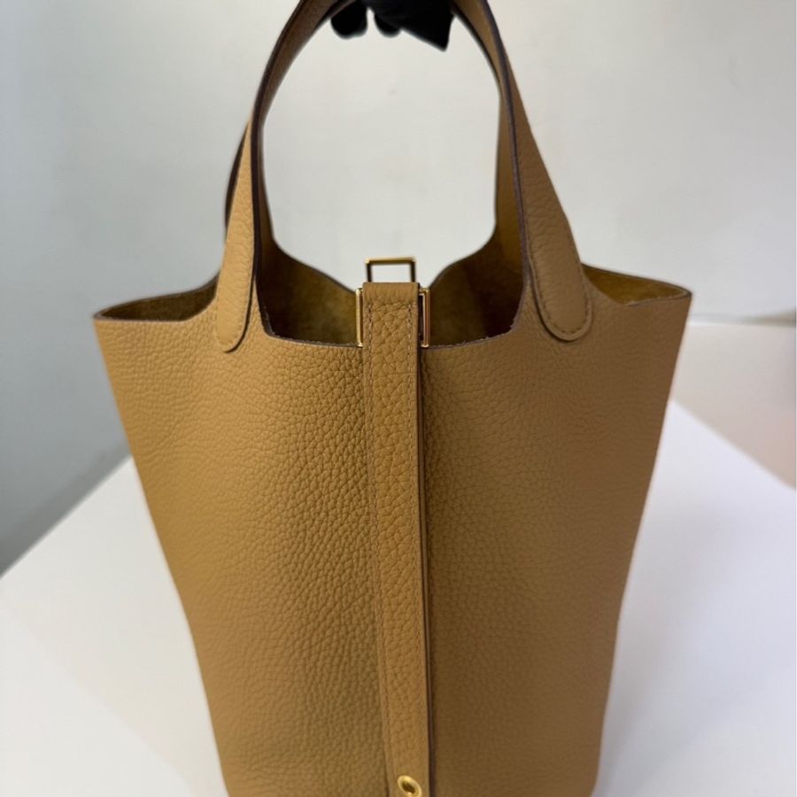 Hermes｜愛馬仕 P18 餅乾色-1