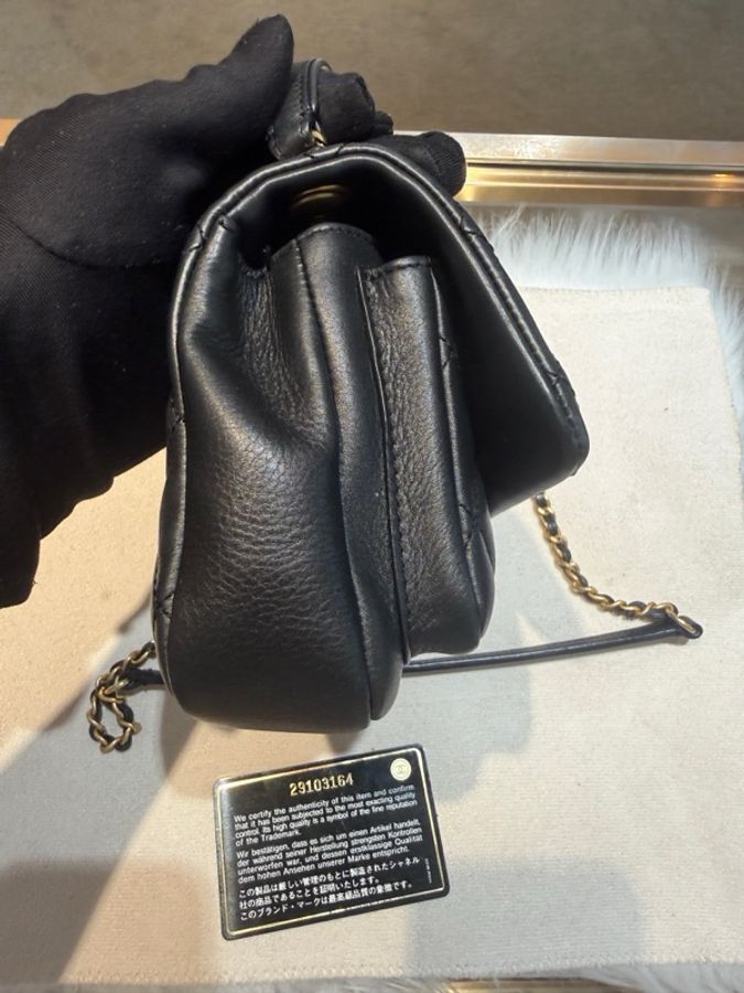 香奈兒 黑金郵差包 29開 經典菱格紋，鏈條肩帶，手提斜挎兩用-3