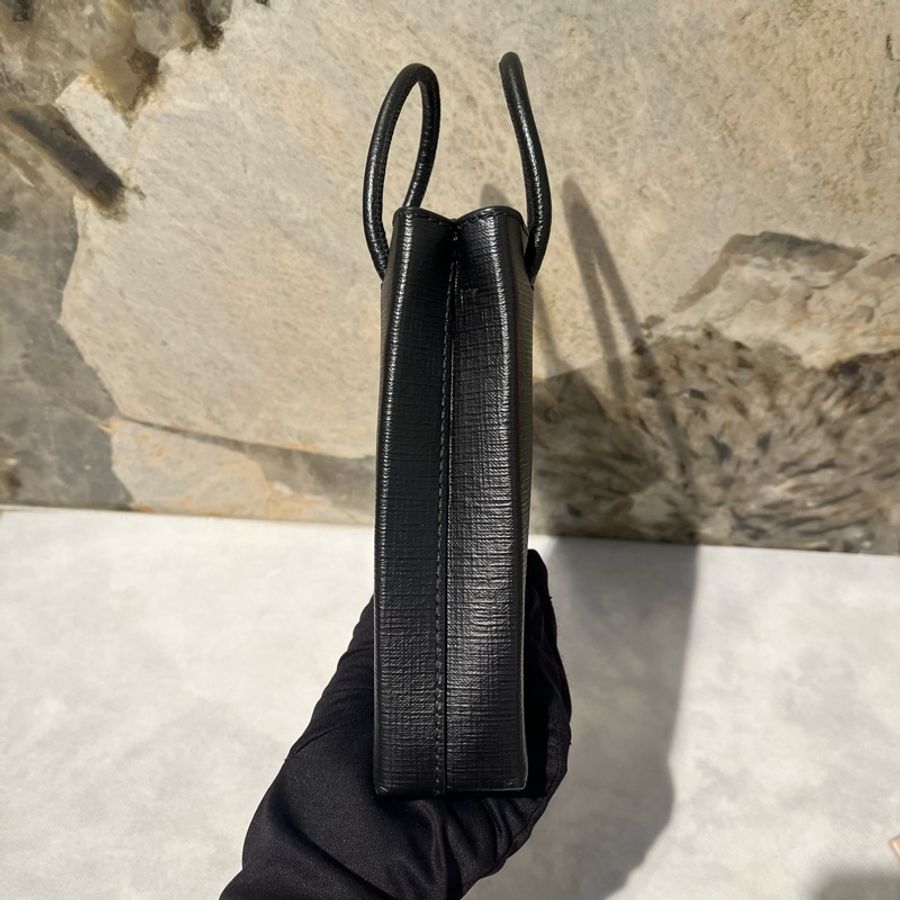 Balenciga 黑牛皮白字手機斜背包-3
