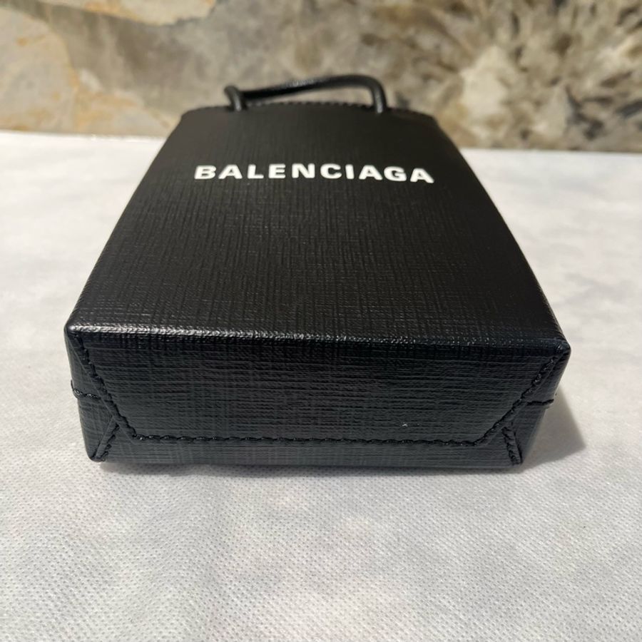 Balenciga 黑牛皮白字手機斜背包-4
