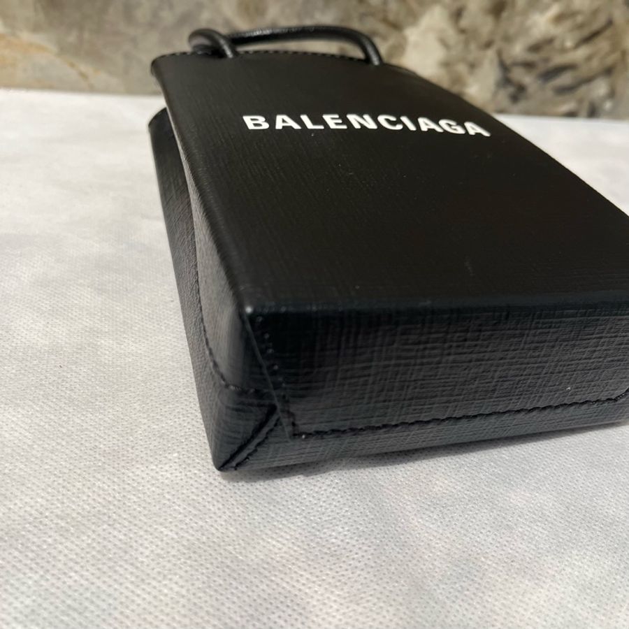 Balenciga 黑牛皮白字手機斜背包-5