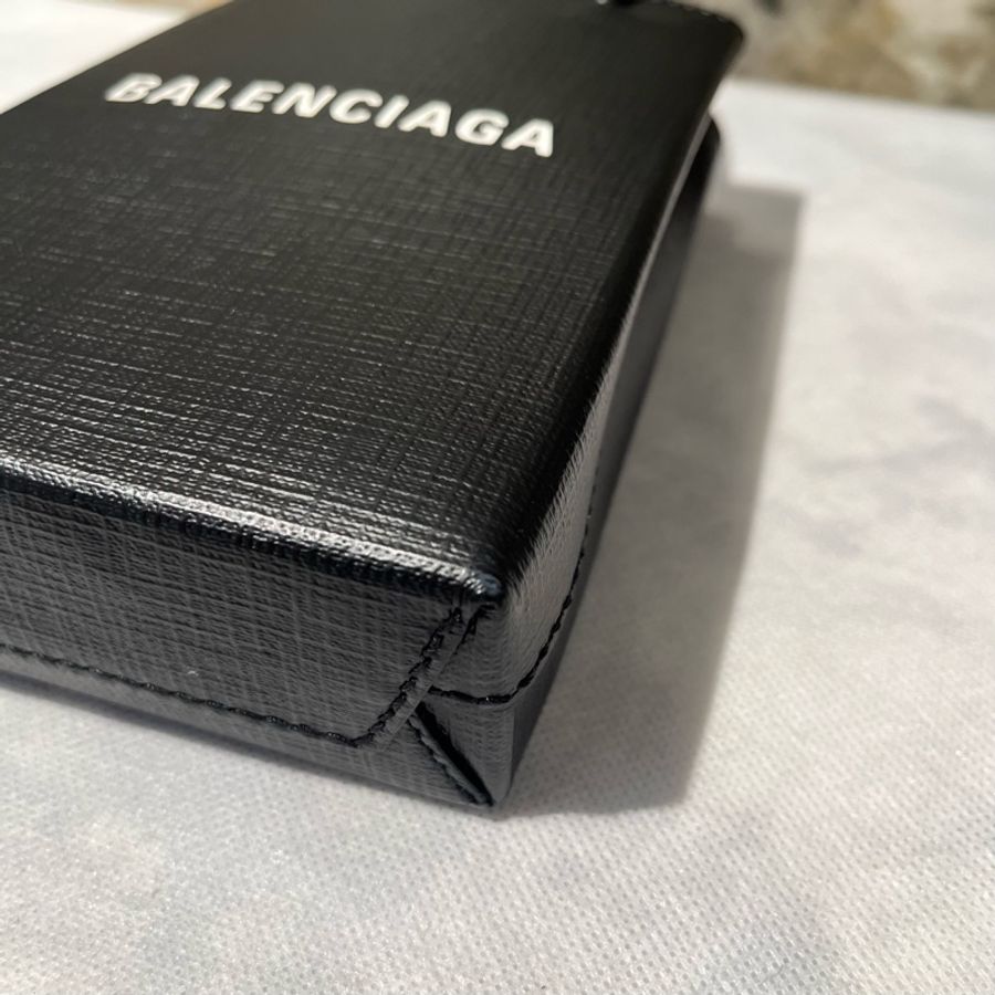 Balenciga 黑牛皮白字手機斜背包-6