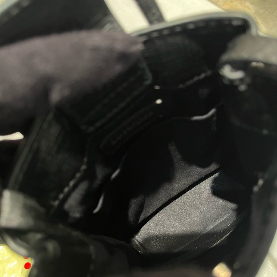 Balenciga 黑牛皮白字手機斜背包-7