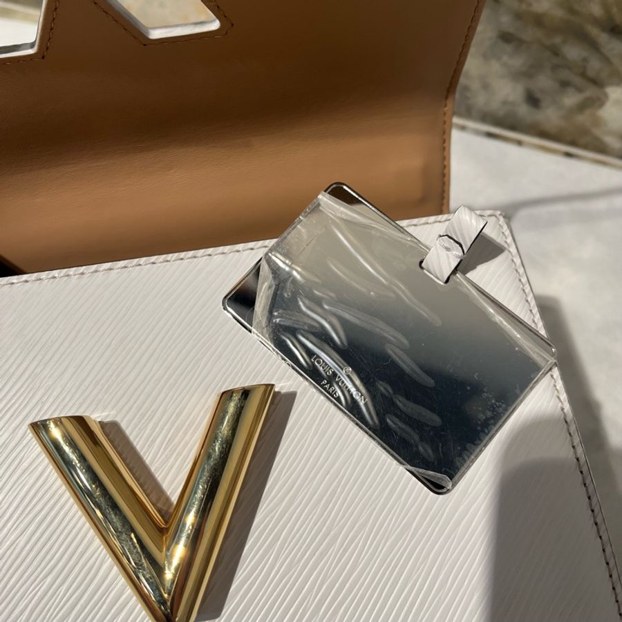 Louis Vuitton白金EPI Twist側背包-9
