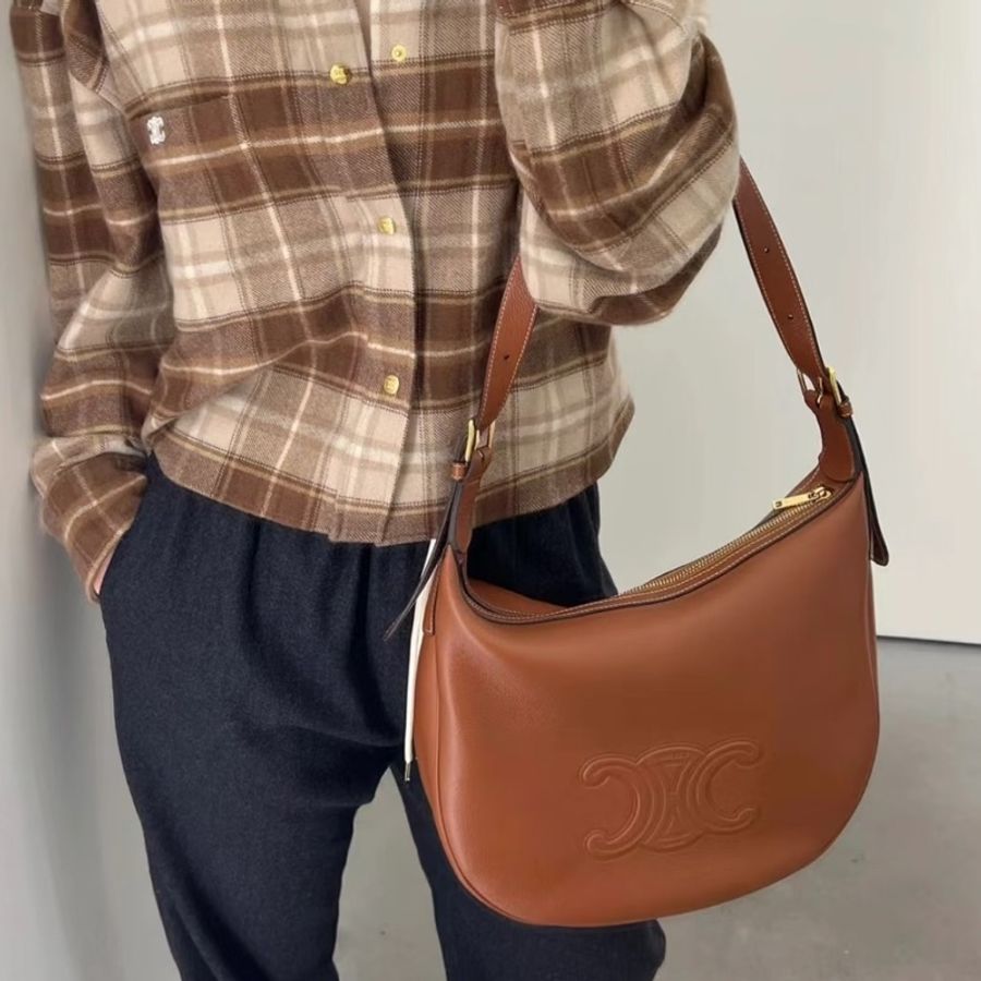 法式慵懶感🥐Celine賽琳焦糖色浮雕凱旋門中號Heloise Hobo腋下包單肩手提包-9