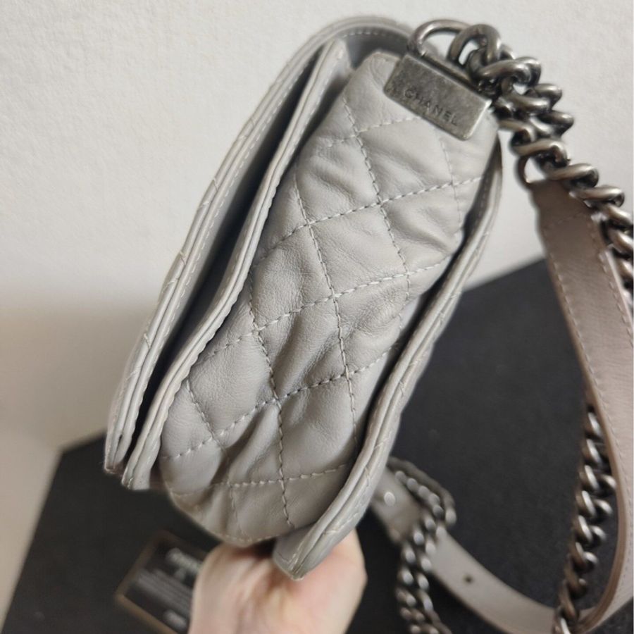【超罕見款式🩶絕對不怕撞包🤭】Chanel香奈兒灰色軟皮Le Boy 28cm 單肩包|腋下包-4