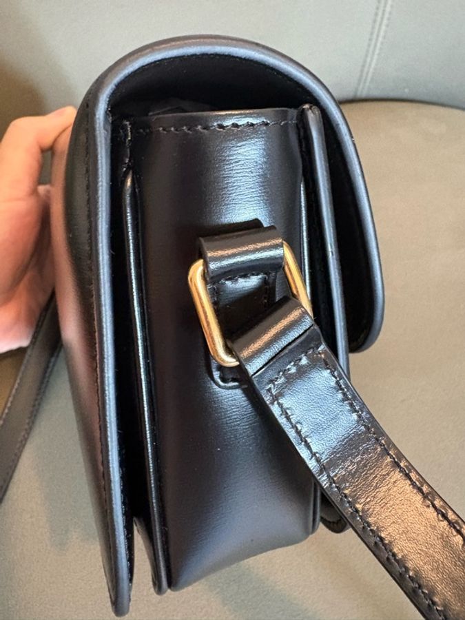 【專櫃正品】Celine Teen Triomphe 凱旋門肩背包 黑色 金扣 甚少使用 附盒裝購證-3