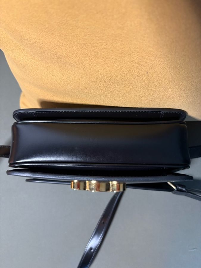 【專櫃正品】Celine Teen Triomphe 凱旋門肩背包 黑色 金扣 甚少使用 附盒裝購證-7