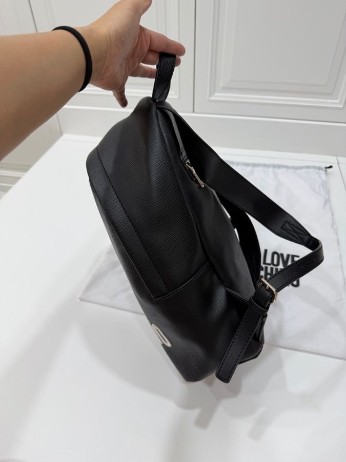 《仙闆名牌精品》Moschino love Moschino 黑色 红心 愛心 水波紋 牛皮 後背包 肩背包 手提包-10