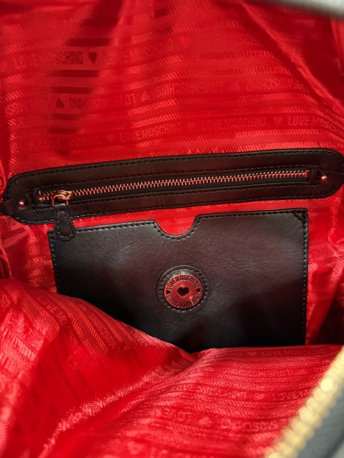 《仙闆名牌精品》Moschino love Moschino 黑色 红心 愛心 水波紋 牛皮 後背包 肩背包 手提包-16