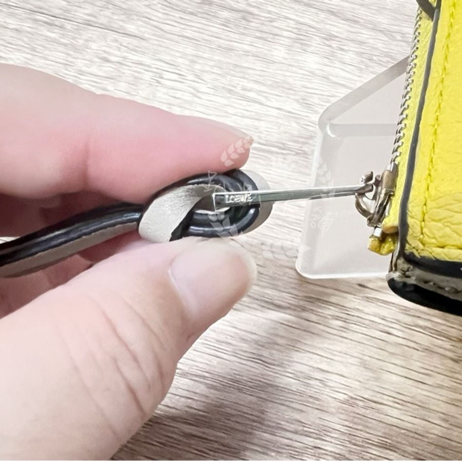 ~~趴趴小舖~~LOEWE經典LOGO牛皮釦式L拉鍊零錢短夾 (2606014199)配件齊,附鑑定證明-20