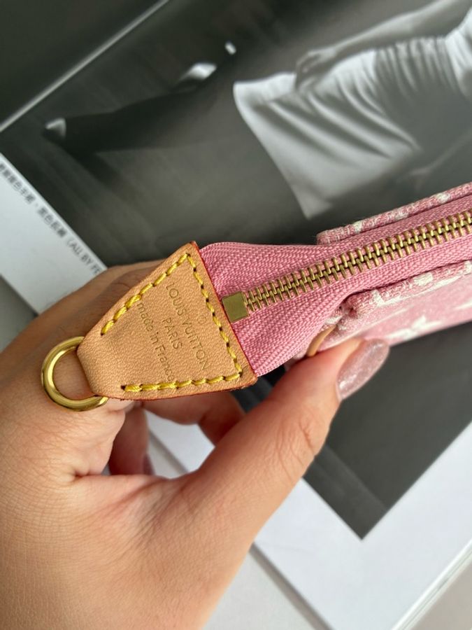 LV粉丹寧一字零錢包👛-3