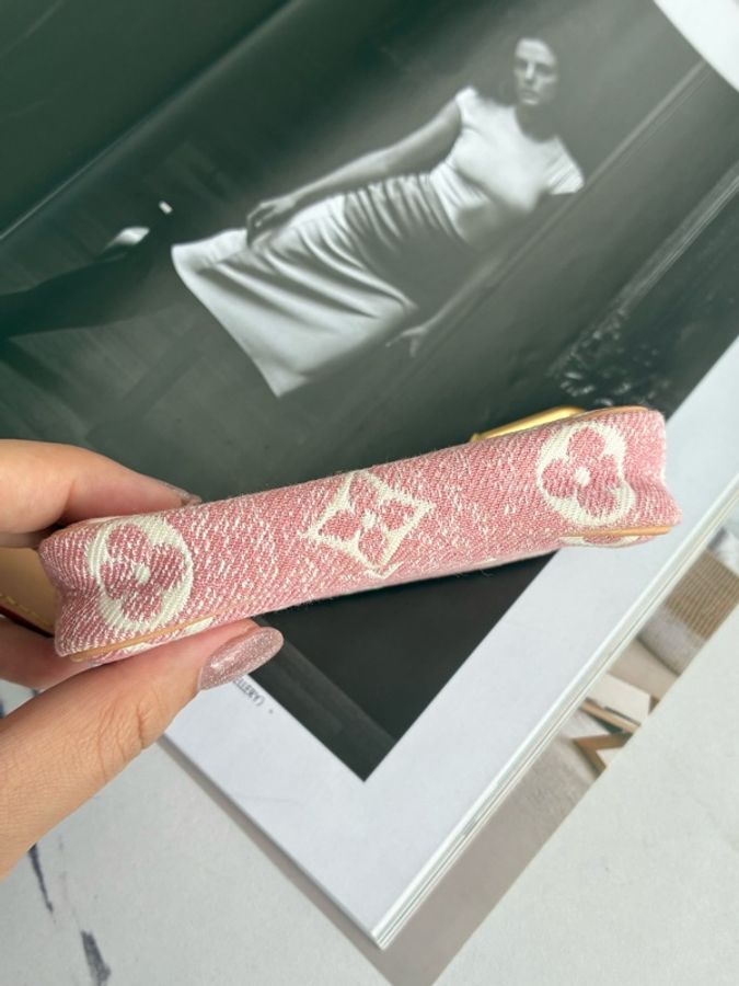 LV粉丹寧一字零錢包👛-6