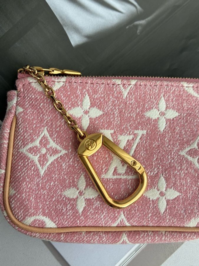 LV粉丹寧一字零錢包👛-8