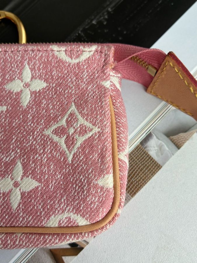 LV粉丹寧一字零錢包👛-12