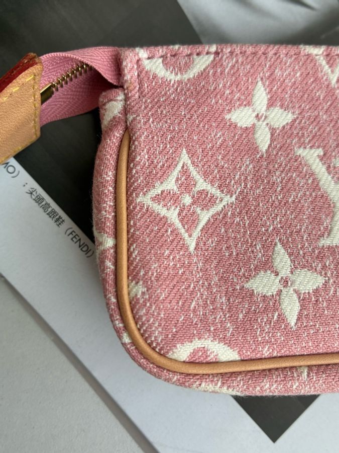 LV粉丹寧一字零錢包👛-13