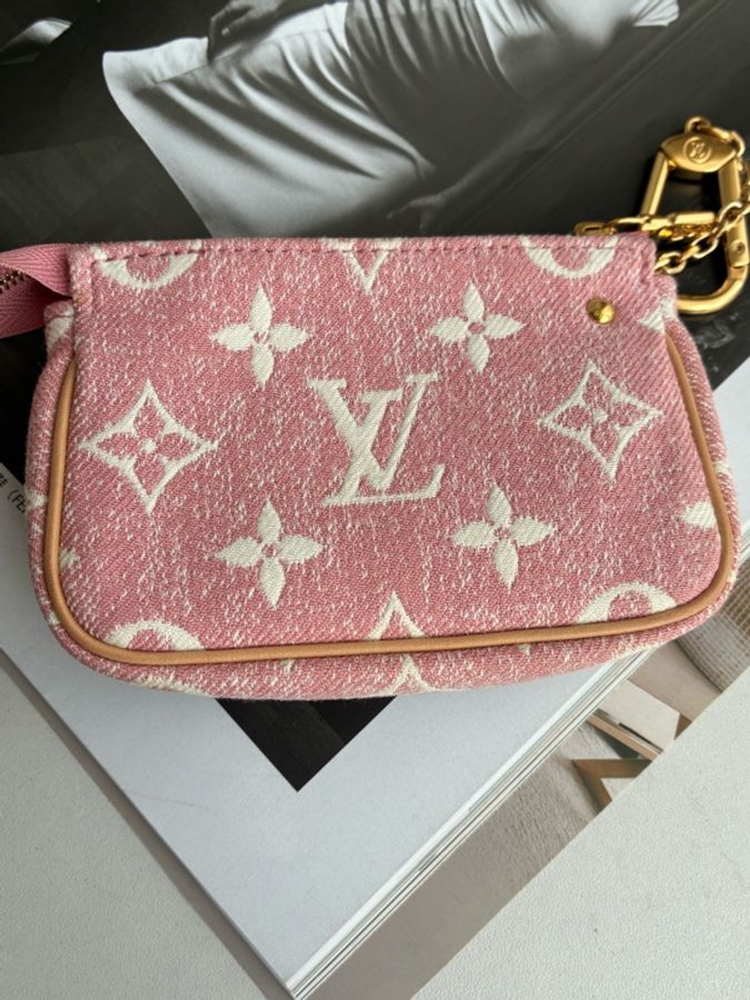 LV粉丹寧一字零錢包👛-14