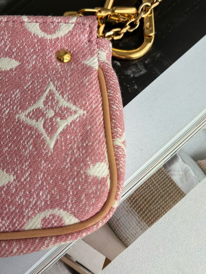 LV粉丹寧一字零錢包👛-15