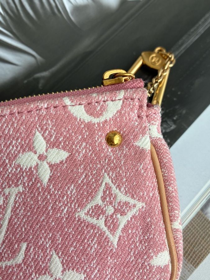 LV粉丹寧一字零錢包👛-16