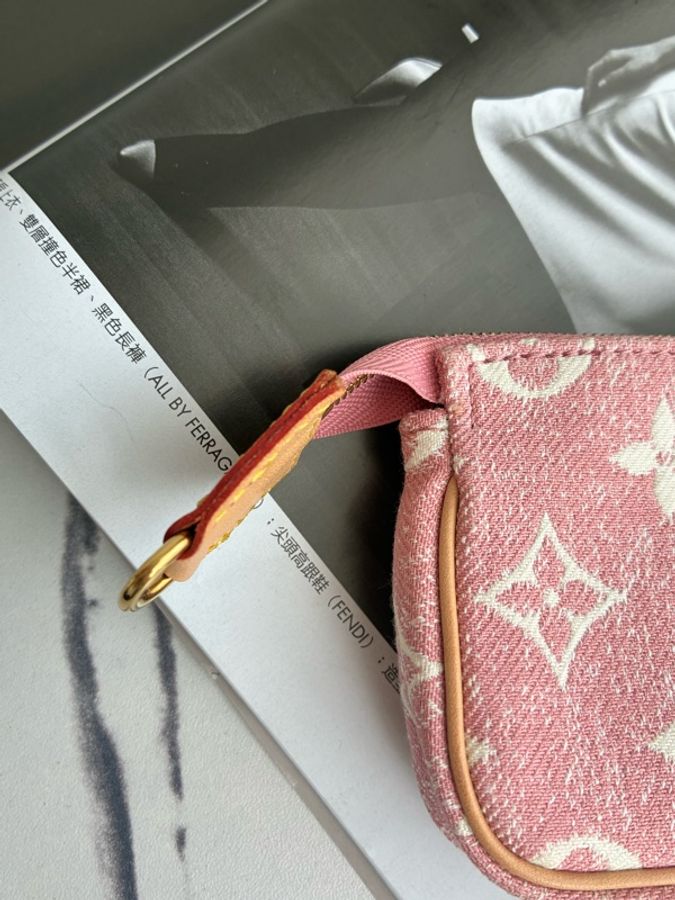 LV粉丹寧一字零錢包👛-17