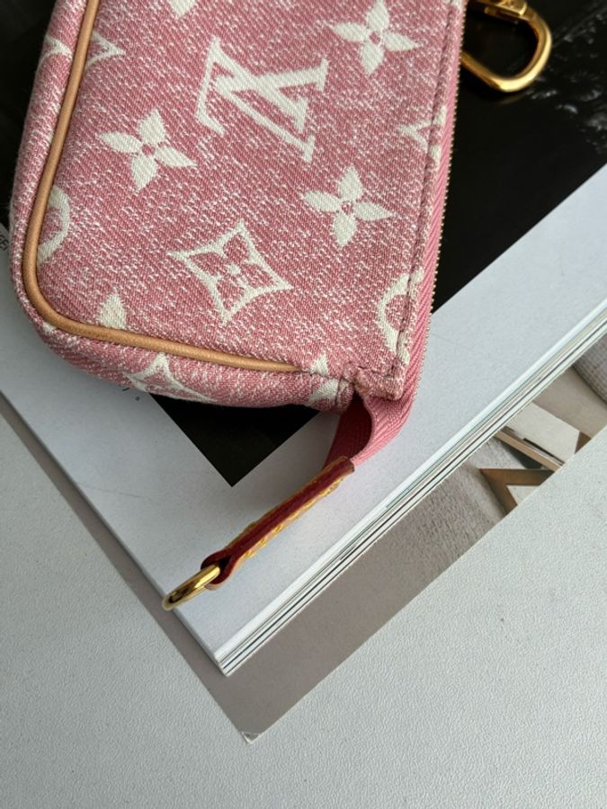 LV粉丹寧一字零錢包👛-18